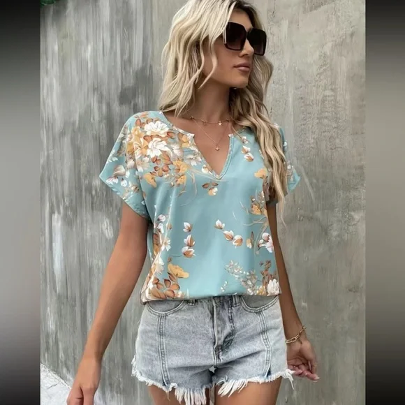 🎉Host Pick🎉 Floral Print Notched Neck Blouse. NWT - Picture 2 of 7